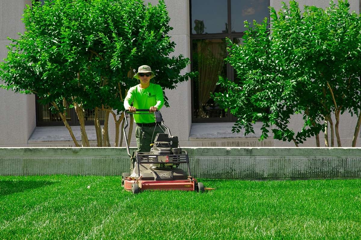 6 Commercial Lawn Care Services That Should Be Included In Your Contract