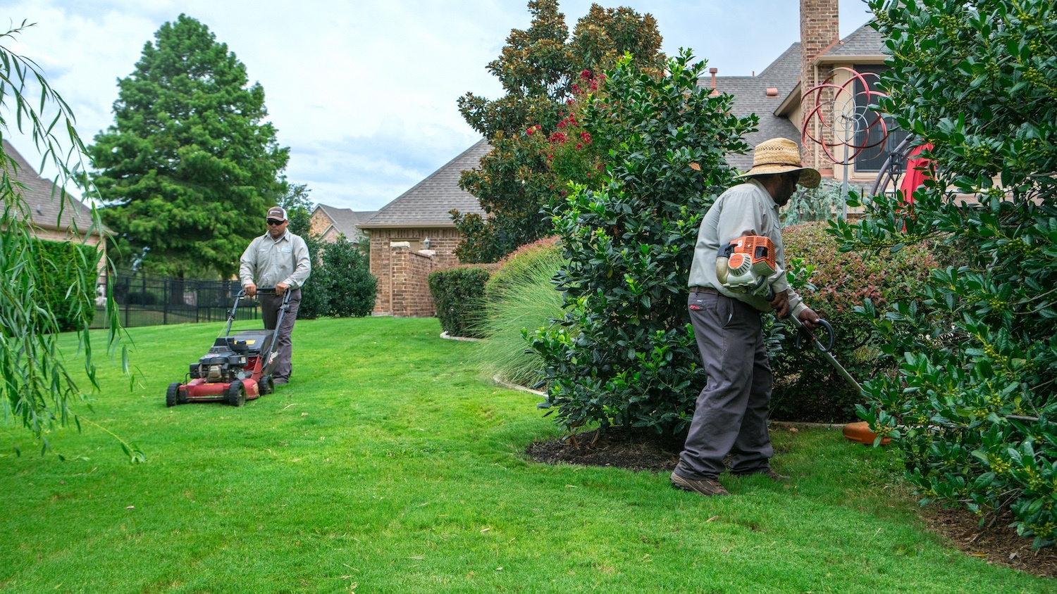 Career Tips How Much Do Lawn Care Landscaping Workers Make At Grassperson 