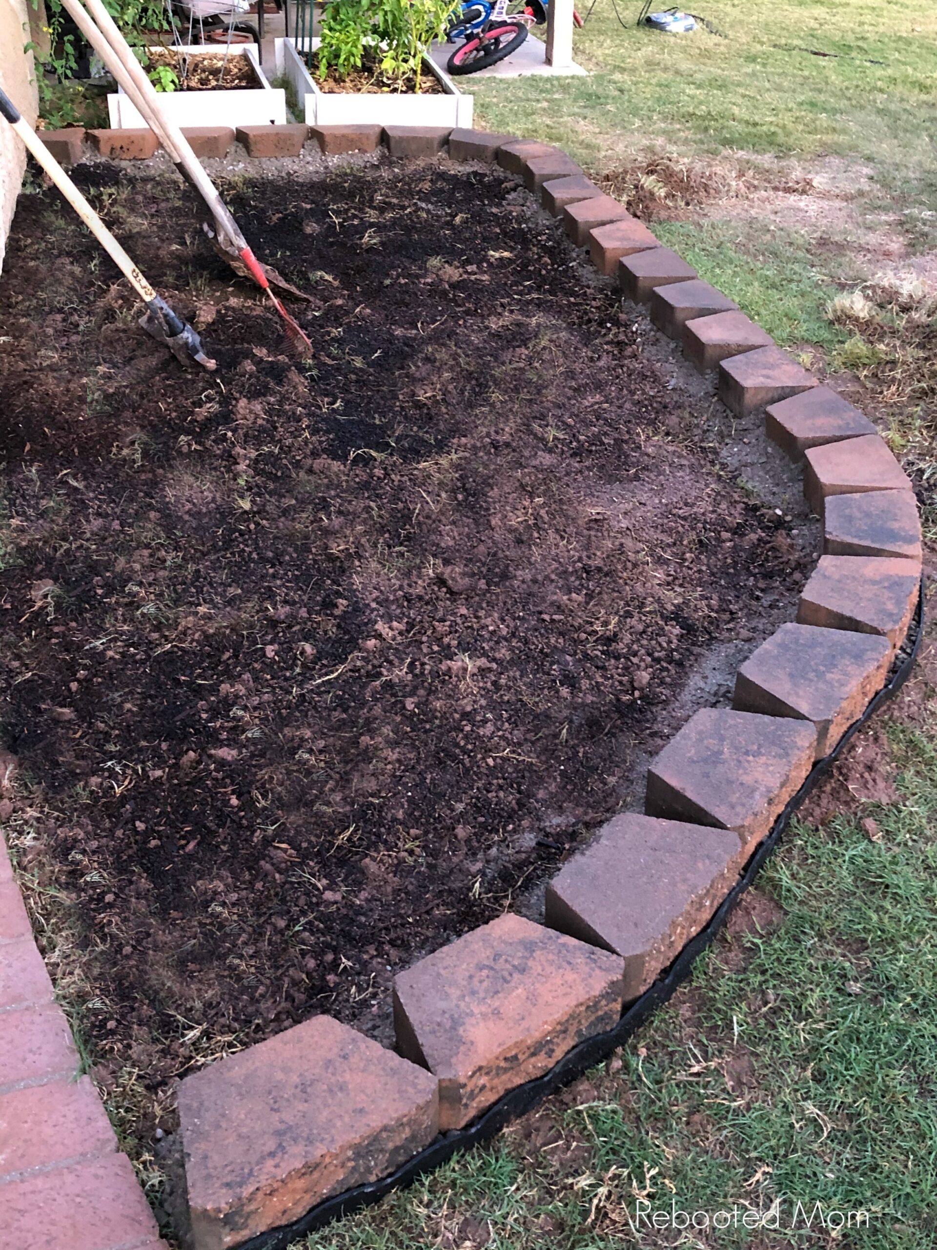 Easy DIY Decorative Landscaping Edge