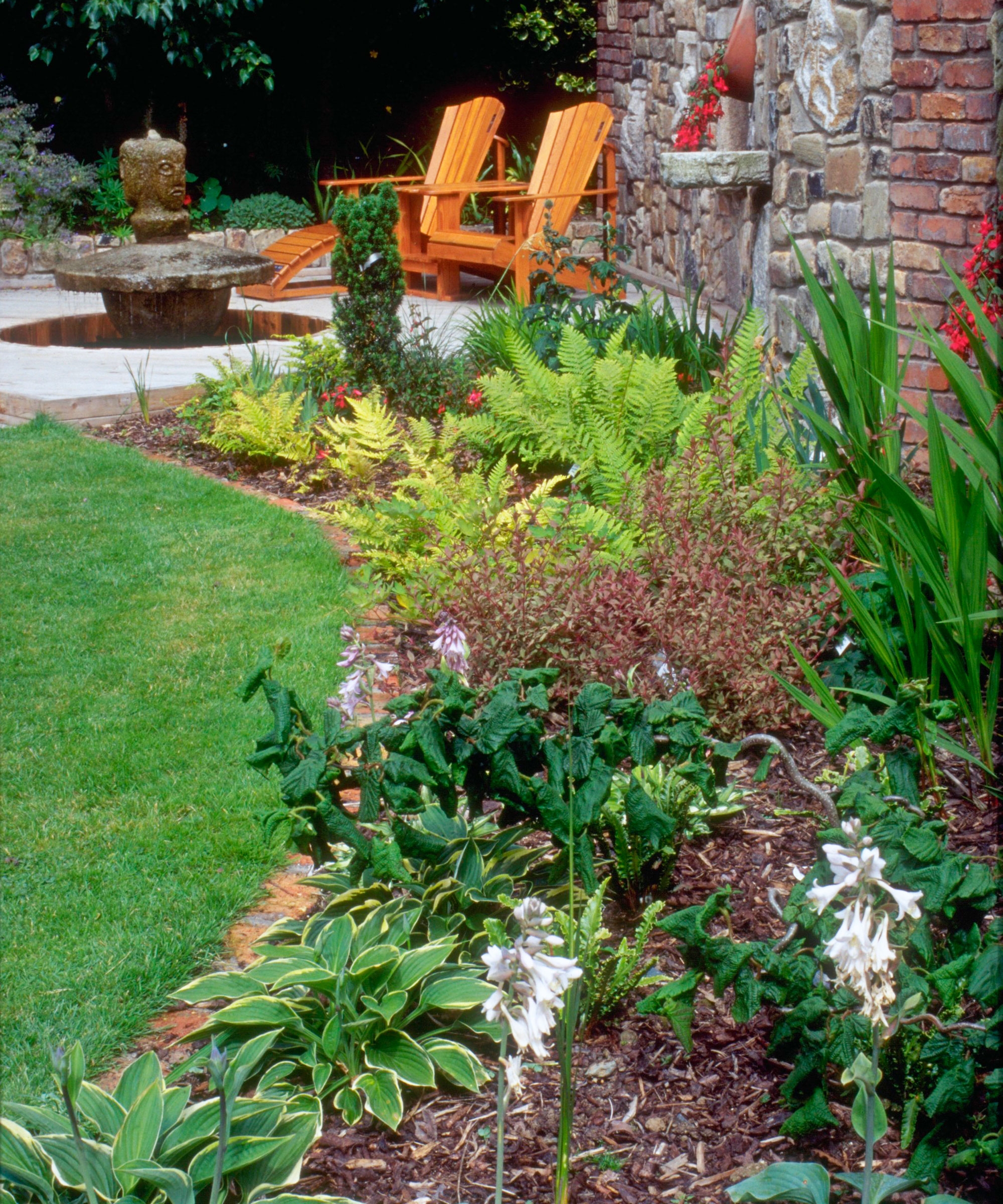 Landscaping With Wood Chips 13 Expert Ways To Use Them Gardeningetc