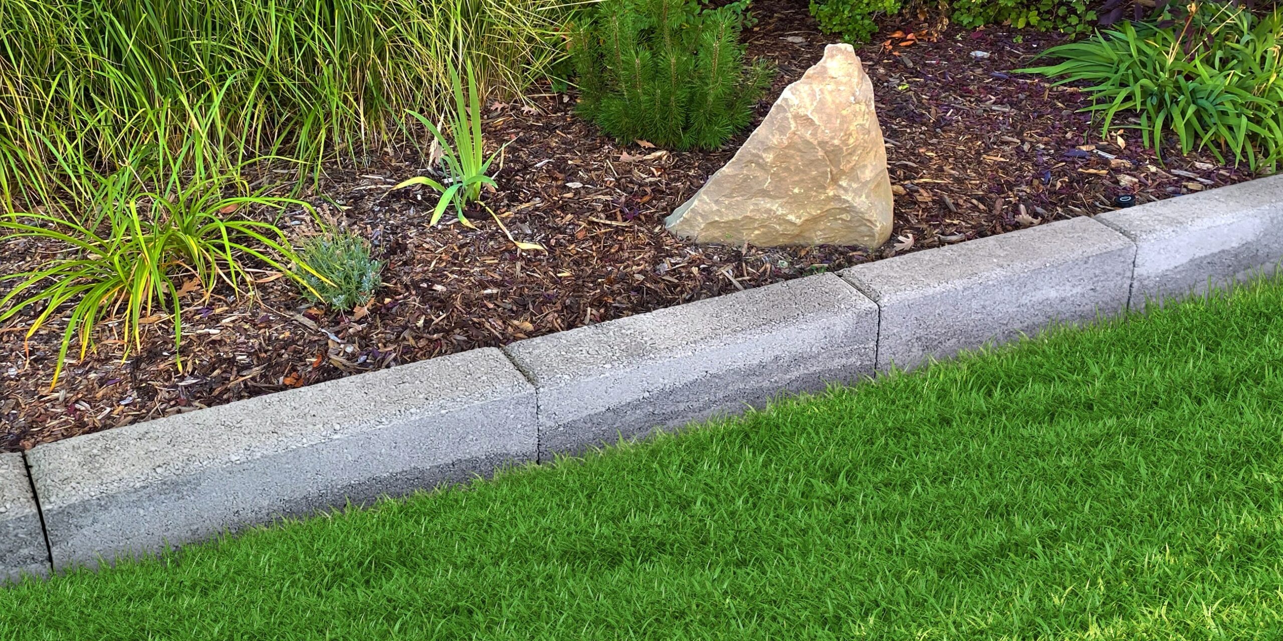 Modern 12 in L X 3 in W X 4 in H Gray Charcoal Concrete Straight Edging Stone KMEGC At Lowes