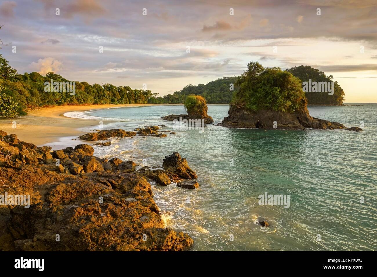 Scenic Sunset View Dramatic Landscape Playa Espadilla Beach Pacific Ocean Coastline Tropical Paradise Manuel Antonio National Park Costa Rica Stock Photo Alamy