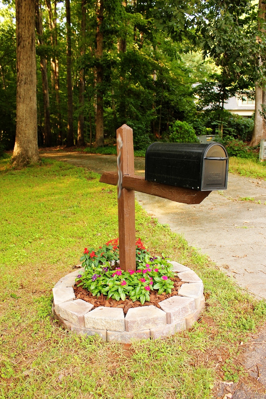 The Handcrafted Life Simple But Cute Mailbox Flower Bed