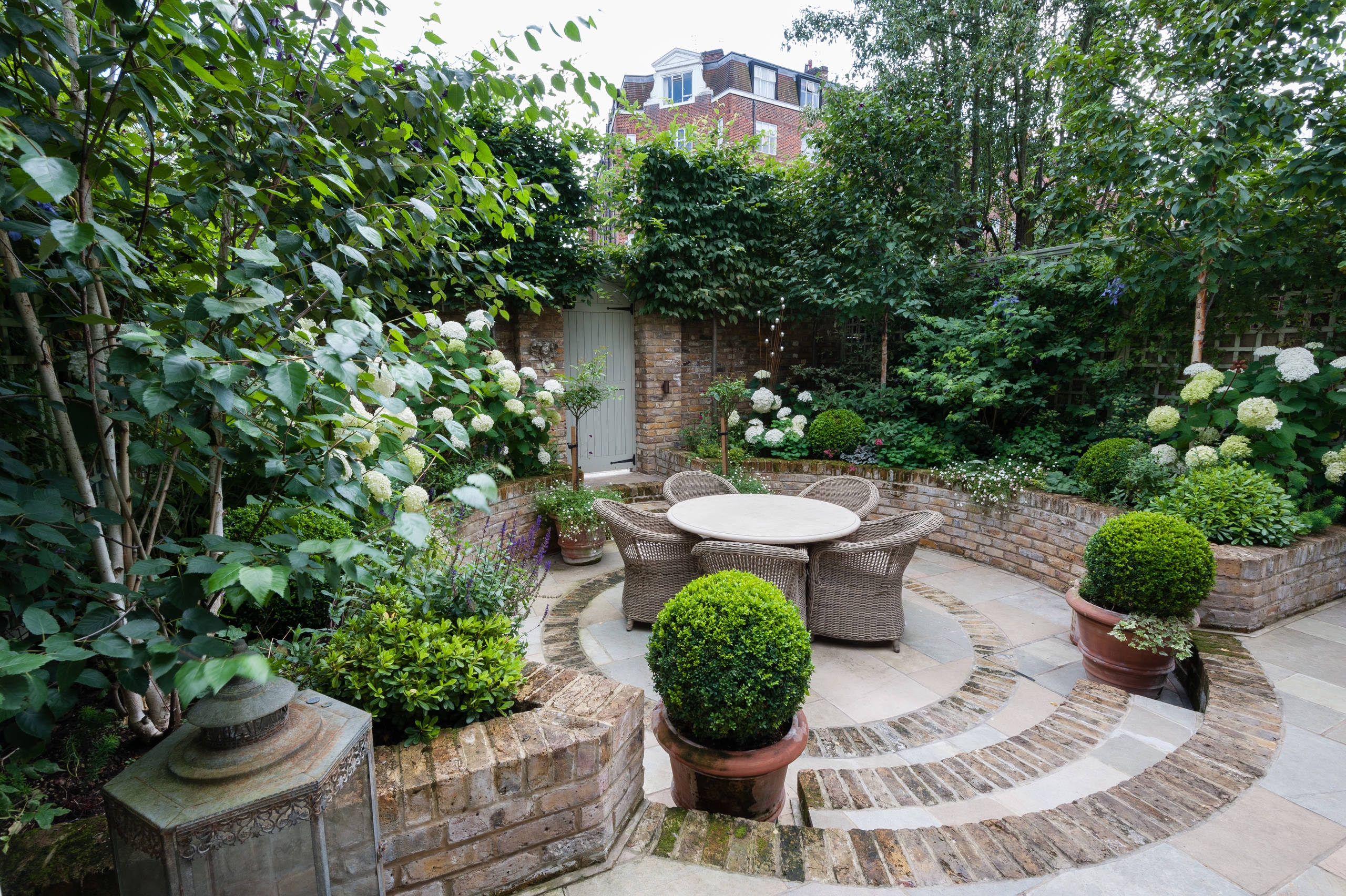 Timeless Appeal Of A Garden That s All White And Green