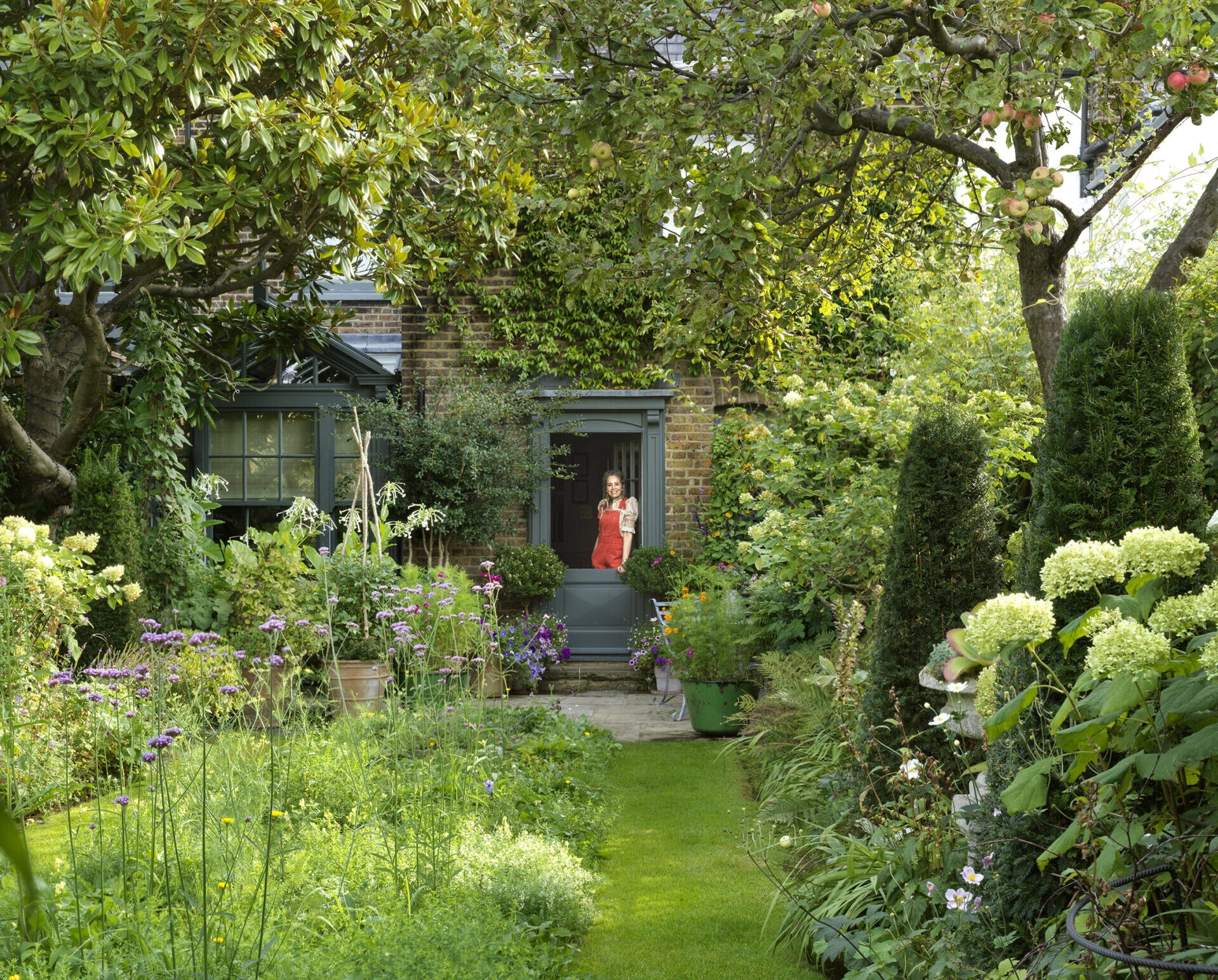 Visit Butter Wakefield s Colorful English Garden Frederic Magazine